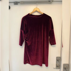 Klänning från Zara - Klänning från zara som är använt ett fåtal gånger. Materialet är i sammet. Det stor ingen storlek men skulle säga att den passar s till medium.