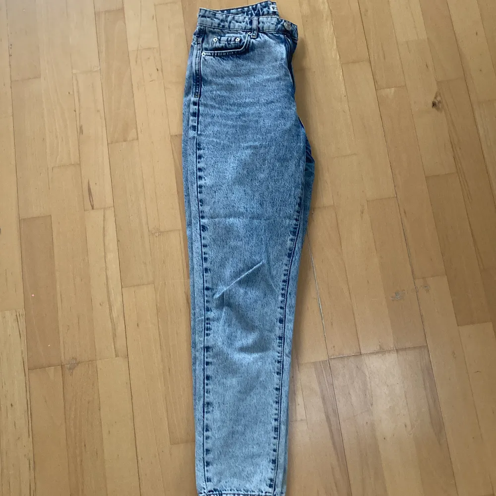 Jeans i fint skit från Ginatricot med ljus färg, storlek 36. Kan skickas mot fraktkostnad och är trovärdig i storlek . Jeans & Byxor.