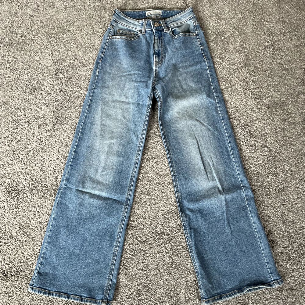 Jeans med wide leg fit från Cubus. Mid waist, normala i storlek. Väldigt fint skick!. Jeans & Byxor.