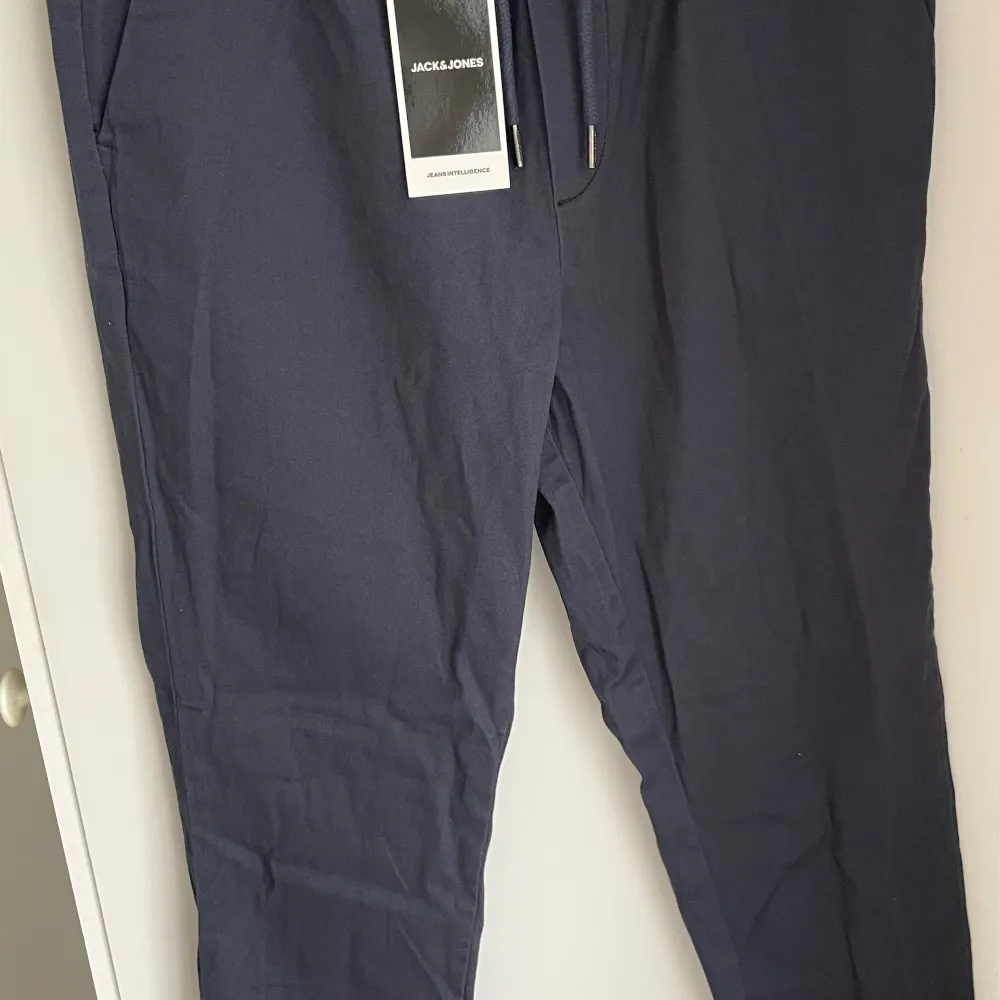 Nästan helt nya byxor från Jack & Jones. Storlek: M Färg: Navy Blazer (Blå) . Jeans & Byxor.