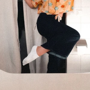 Utsvängda jeans - Jeans köpta på secondhand men från HM. Utsvängda, mörkt marinblå, sömm rakt över både fram och bak på byxbenen. Köpte byxorna till en fest med 70tals tema men sedan dess har jag knappt använt dem då de är något korta på mig, 173cm (har innerbenslängd 104)