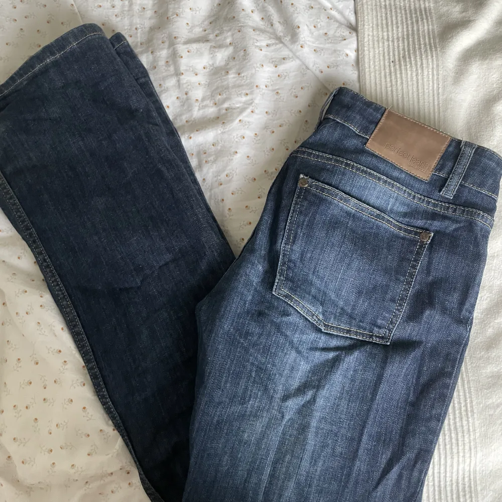 Jättesnygga lågmidjade utsvängda jeans från gamla ginatricot, lite slitna längst ner i ena benet ❤️ skriv vid frågor ❤️. Jeans & Byxor.