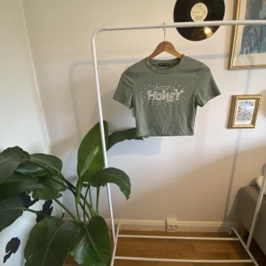 Grön Honey T-shirt - Grön T-shirt från Shein i nyskick! Säljer pga. aldrig använd!