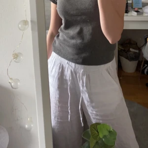 Vita linnebyxor  - jättesköna och fina linnebyxor, perfekta nu till vår och sommaren🤍