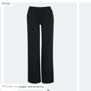 Lågmidjade mjukisbyxor bikbok - Svarta lågmidjade mjukisbyxor från bikbok! Storlek S, knappt använda💕 passar någon som är 160cm