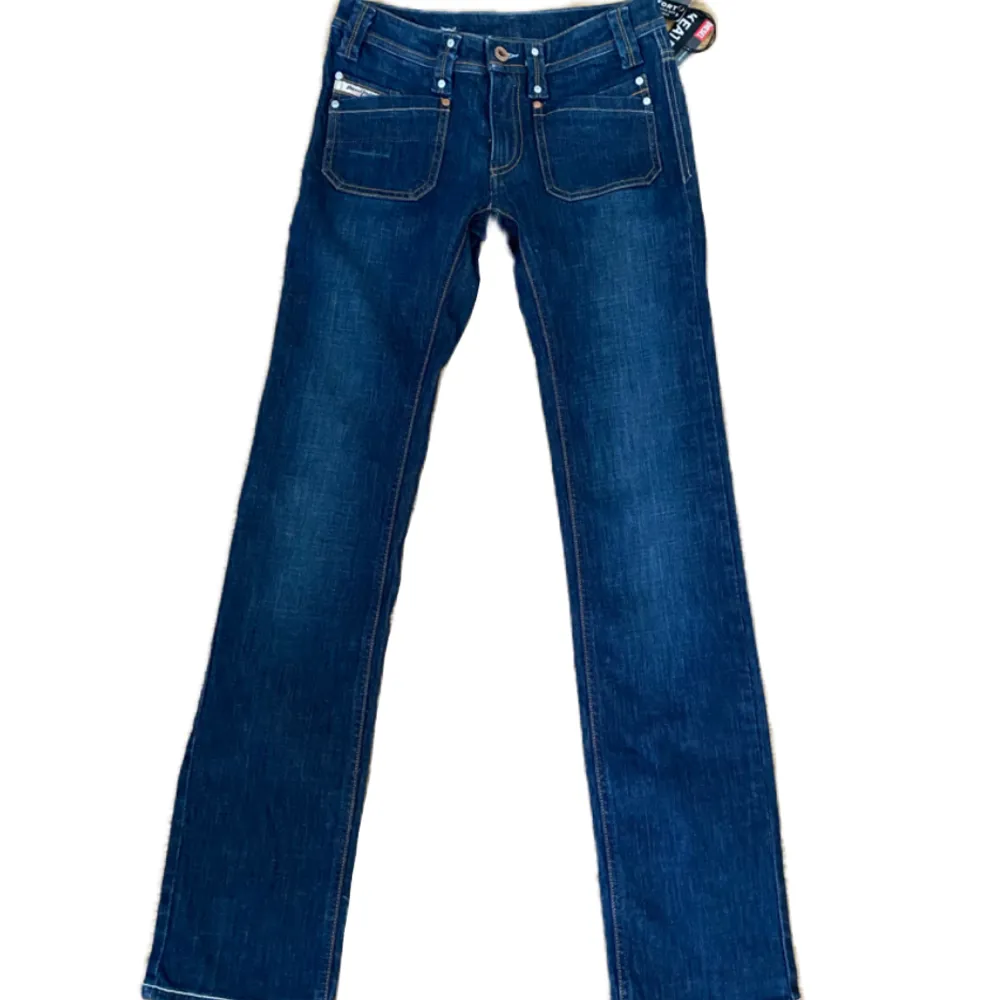 !! OBS: säljer endast via köp nu, så kontakta innan du köper!! :) Straight low rise jeans från Diesel med lappen kvar. Midja 24 (36 cm) och längd 32 (82 cm innerben). Priset är förhandlingsbart! :D. Jeans & Byxor.