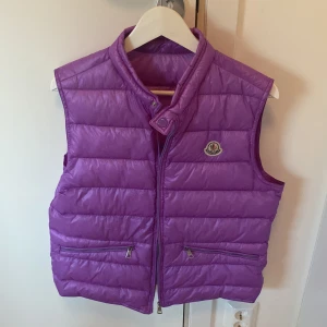 Moncler Gui Gilet - Säljer Moncler Gui i Size 3 (motsvarar M/L). Västen kommer i nyskick 9/10 utan flaws eller skavanker.  Nypris: 6500 SEK Säljer för 3500 SEK  Äktheten kan verifieras av flertalet inom klädcommunityt. 
