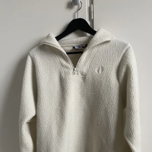 Vit teddy tröja  - Är andvänd fåtal gånger