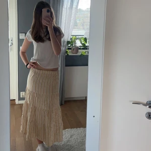 Långkjol  - Jättefin långkjol som tyvärr är lite för kort för mig då jag är 178 cm lång. Passar perfekt nu till sommaren och är enkel att styla. Den är knappt använd. Storlek 34 men passar även 36💞