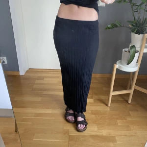 Lågmidjad långkjol - Svart lågmidjad långkjol i storlek xs/s 😚✨ så snygg, jag är 165