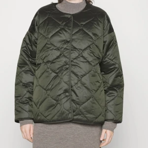 grön jacka - Jacka från Lindex, helt oanvänd. Köpte för 600 kronor💕 perfekt vår/ sommarjacka, köparen står för eventuell frakt!