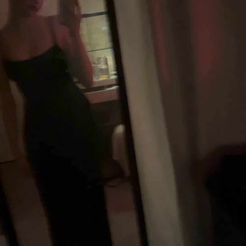 Lång jättefin svart klänning från bikbok i storlek xs . Klänningar.