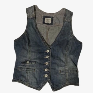 Jeans väst - Skit snygg jeans väst som tyvärr inte kommer till användning längre. Passar mig som vanligtvis har S. Lägger up denna igen pga oseriös köpare.