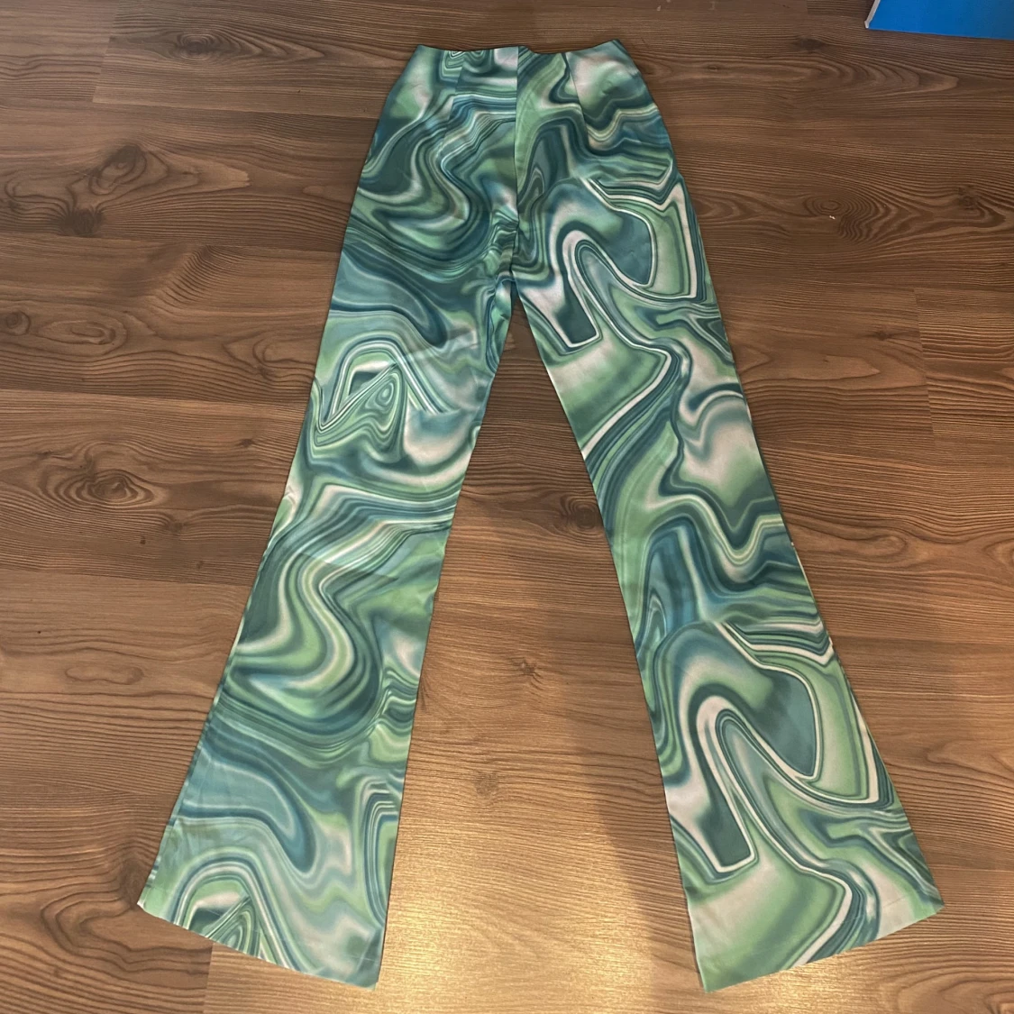 Lågmidjade mönstrade byxor