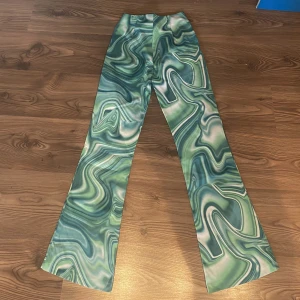 Lågmidjade mönstrade byxor - Storlek S/M. Midja cirka 80-84 cm. Lite stretch. Innebenslängden är 82 cm. Köpt i Köpenhamn. Märke irene copenhagen. Kostymbyxor.