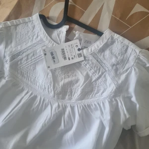 Zara blus  - En blus från zara som tyvärr var lite förstor för mig💕du står för frakten. TRYCK EJ PÅ KÖP NU