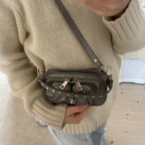 Núnoo väska - Liten Núnoo väska i silver, fint skick!