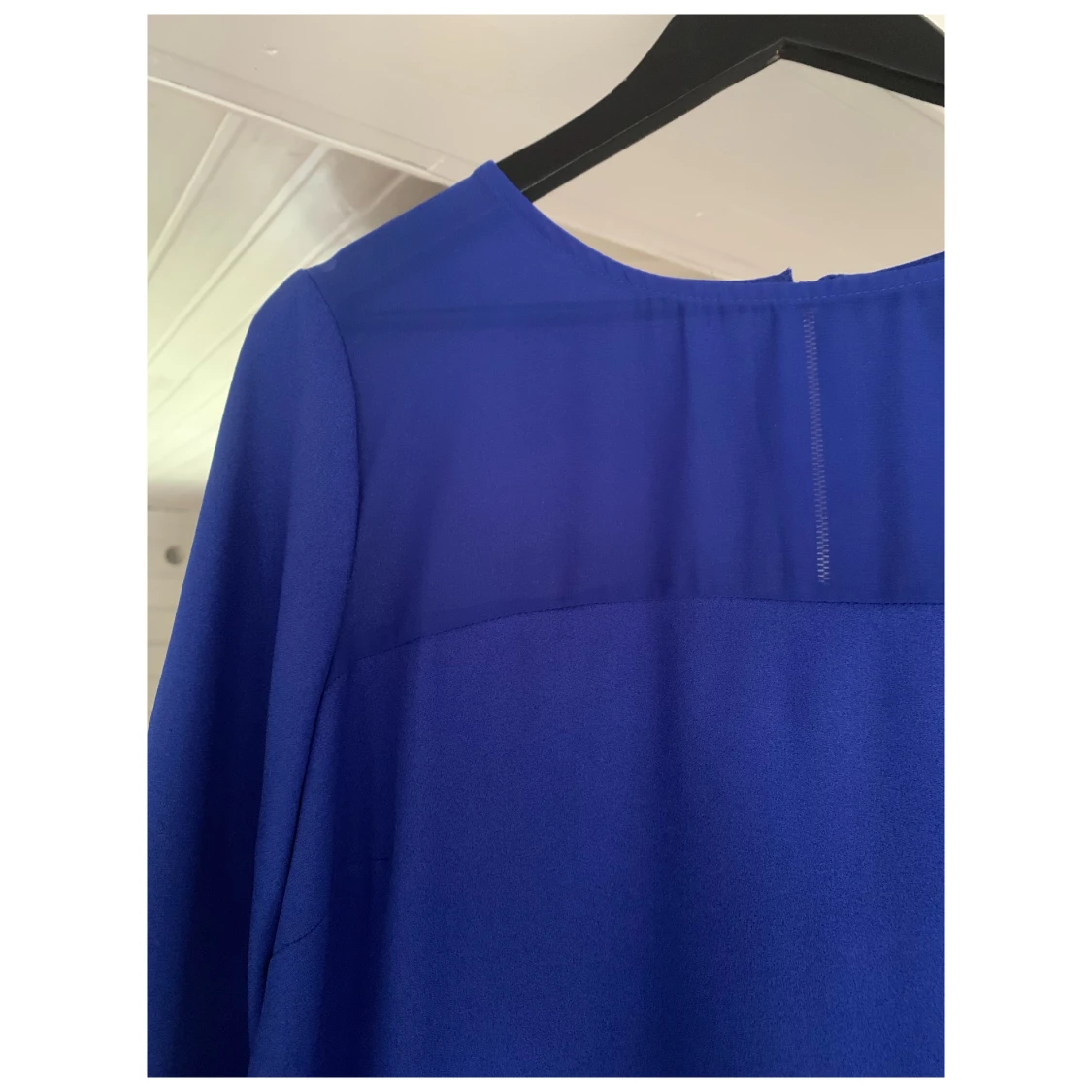 Blå klänning med meshdetalj - 90