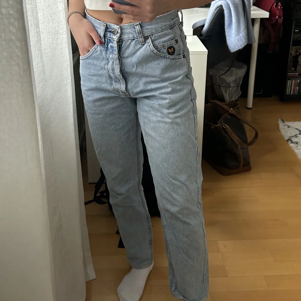 Ingen aning för märke köpte de för ett tag sen på second hand för ca 400kr . Jeans & Byxor.