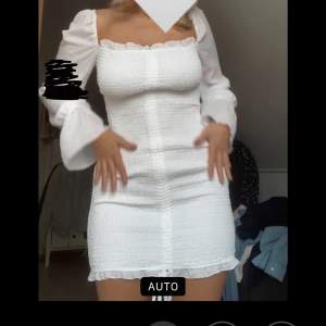 Hej, tänkte sälja den här fina klänningen som är helt oanvänd. Den är i strl 34🥰 Den är köpt förra året  för 499 kr, men lägger upp den för 250.   Kan mötas i Kungsängen eller frakta hem. Köparen står för frakten😊