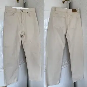 Fina jeans från Nelly, storlek 38 i en offwhite/ljusbeige färg 🤍 Endast använda 1 gång, helt som i nyskick!