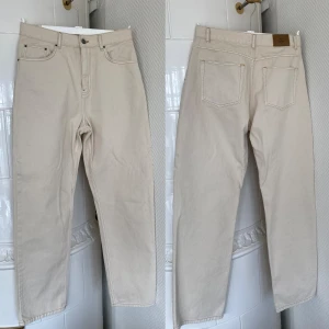 Jeans - Fina jeans från Nelly, storlek 38 i en offwhite/ljusbeige färg 🤍 Endast använda 1 gång, helt som i nyskick!