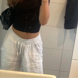 Lågmidjade linnebyxor - Supersnygga lågmidjade linnebyxor från Chelsea. Inköpspris 599kr. 