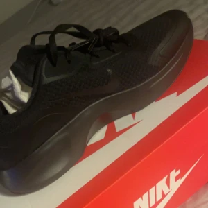 Nike Wearallday BLACK - Oanvända Nike skor i storlek 43! 