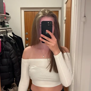 Vit offshoulder topp  - Vit ribbad offshoulder topp från BilBok. Väldigt fin men lite liten på mig🤍🙏 