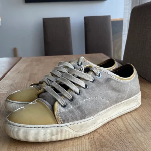 Lanvin Patent Cap Toe - Tjena jag säljer mina Lanvin då jag inte använder de längre | Det ända som följer med är dustbag och själva skorna | skick 5-6/10.  Skicka ett dm för fler frågor. Och kan även gå ner i en snabb affär 👍🏼 