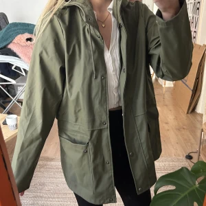 Regnjacka  - Grön regnjacka från Only. Storlek L men skulle säga att den är liten i storleken. Fint skick! Ingenting att anmärka på. ☺️