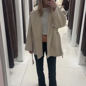 Beige kappa - Beige kappa från missäy. Säljer då den inte kommer till användning💞storleken är L men sitter såhär på mig som är xs/s, så lite mindre i storlek och beroende på hur man vill den ska sitta💞