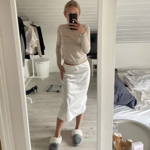 Vit satin kjol - En vit mid satin kjol frön chiquelle. Strl s.