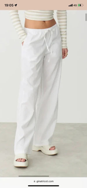 Linnebyxor  - Intressekoll på mina vita linnebyxor från Gina tricot. Dom är aldrig använda och är i nytt skick💕skriv pris förslag till mig ifall ni är intresserade att köpa dom💕