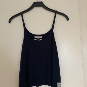 Marinblått linne - Säljer detta snygga, korta linne i färgen marinblått. Storleken är 150 men passar mig som bär s/m. Linnet är köpt från lager 157 för många år sedan men linnet är endast använt några få gånger. 💓