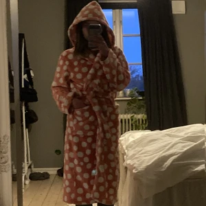 Morgonrock  - Rosa morgonrock med vita prickar på