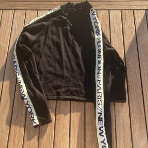 Långärmad tröja - Svart långärmad i storlek M från H&M! Fint skick!💕