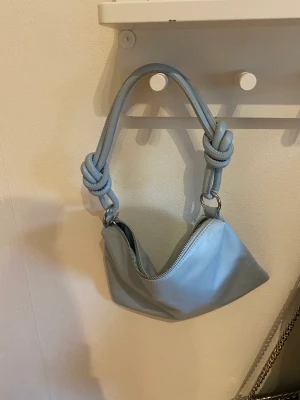 Sassy bag Bianca x Nelly.com - Blå handväska från Bianca och Nelly. Com collection. Använd fåtal gånger. Nypris ca 279 kr 