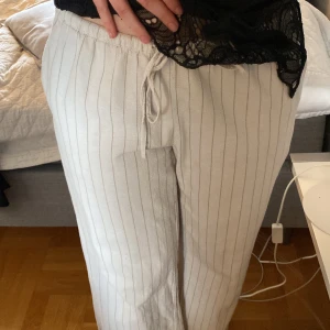 Randiga linnebyxor - Ett par jättefina lågmidjade randiga linnebyxor från hm! Byxorna är i nyskick och är lagom långa för mig som är 170🥰