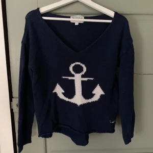 Stickad tröja - Marinblå, stickad tröja från bondelid i fint skick!🫐 