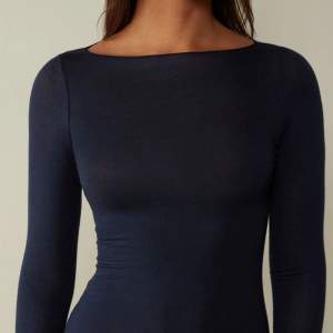 Den jätte trendiga Intimissimi boat neck tröjan i mörkblå 💗 säljer den då den inte har kommit till användning alltså är den då i bra skick! Den är storlek M men skulle säga att den passar bättre på s💗 Köparen betalar frakten!