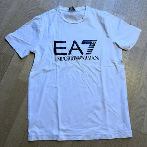 Ea7 T-shirt vit - Säljer min Ea7 t-shirt eftersom den inte passar mig längre. Köpt i Armani butik, kvitto finns tyvärr inte med.