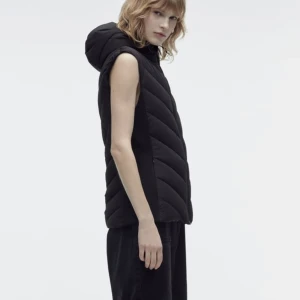 Zara väst  - Andvänt 2 gånger. Ny skick!!  Ord pris 399kr , ny pris 150