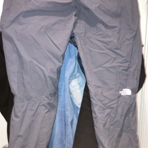 North face Byxa - North face byxa, perfekt till sommar, väldigt sköna använd ett fåtal gånger skicket är 9/10. Pris kan diskuteras och skriv för fler bilder.