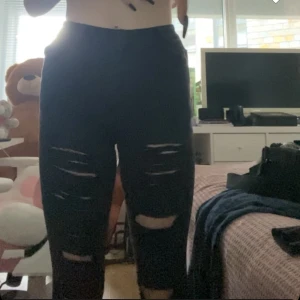 Svarta slitna jeans - Tighta svarta slitna jeans