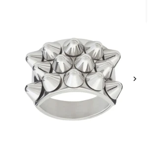 Edblad ring silver - Säljer min edblad ring i silver. Storleken är 19.50 och är lite för stor så därför väljer jag att sälja den. Är inte använd alls länge så i nyskick. Köparen står för frakten!