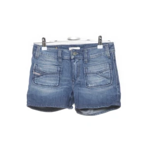 Jeansshorts - Säljer nu dessa jättefina lågmidjade jenasshorts från Diesel då de är lite förstora på mig. Köparen står för frakt, hör av dig vid frågor❤️