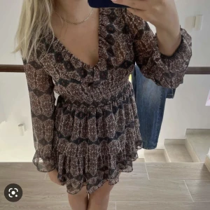 Mönstrad klänning - Så fin mönstrad klänning från zara som inte säljs längre. Storlek M men passar S🤍