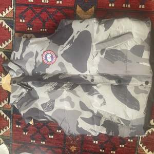 CAMO CANADA GOOSE VEST Good condition/Used Price is negotiable  Size L Fits M
