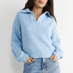 Säljer denna ljusblå fina stickade tröjan i storlek XS (kan användas som S). Den är använd några gånger och köptes för 349kr på Gina tricot